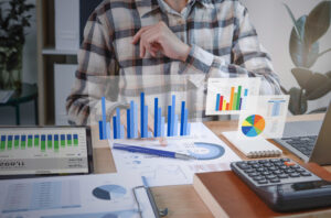 empresarios que trabajan finanzas contabilidad analizan financi