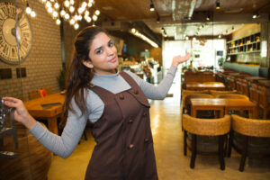 feliz mujer pequeno empresa dueno actuacion ella cafe