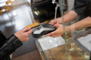 persona pagando usando tecnologia nfc