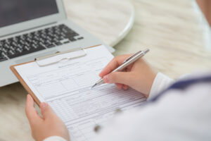 primer plano especialista rellenando formulario