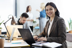 mujer tiro medio trabajando computadora portatil 1