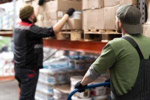 personas que trabajan juntas almacen 1