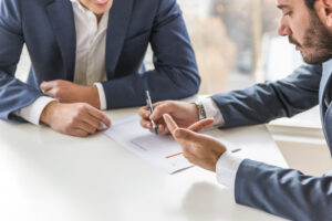 dos hombre negocios analizando informe financiero empresa
