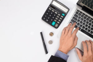 hombre negocios pensativo sentado computadora portatil abierta buscando preocupado al pensar planificacion vista superior 1