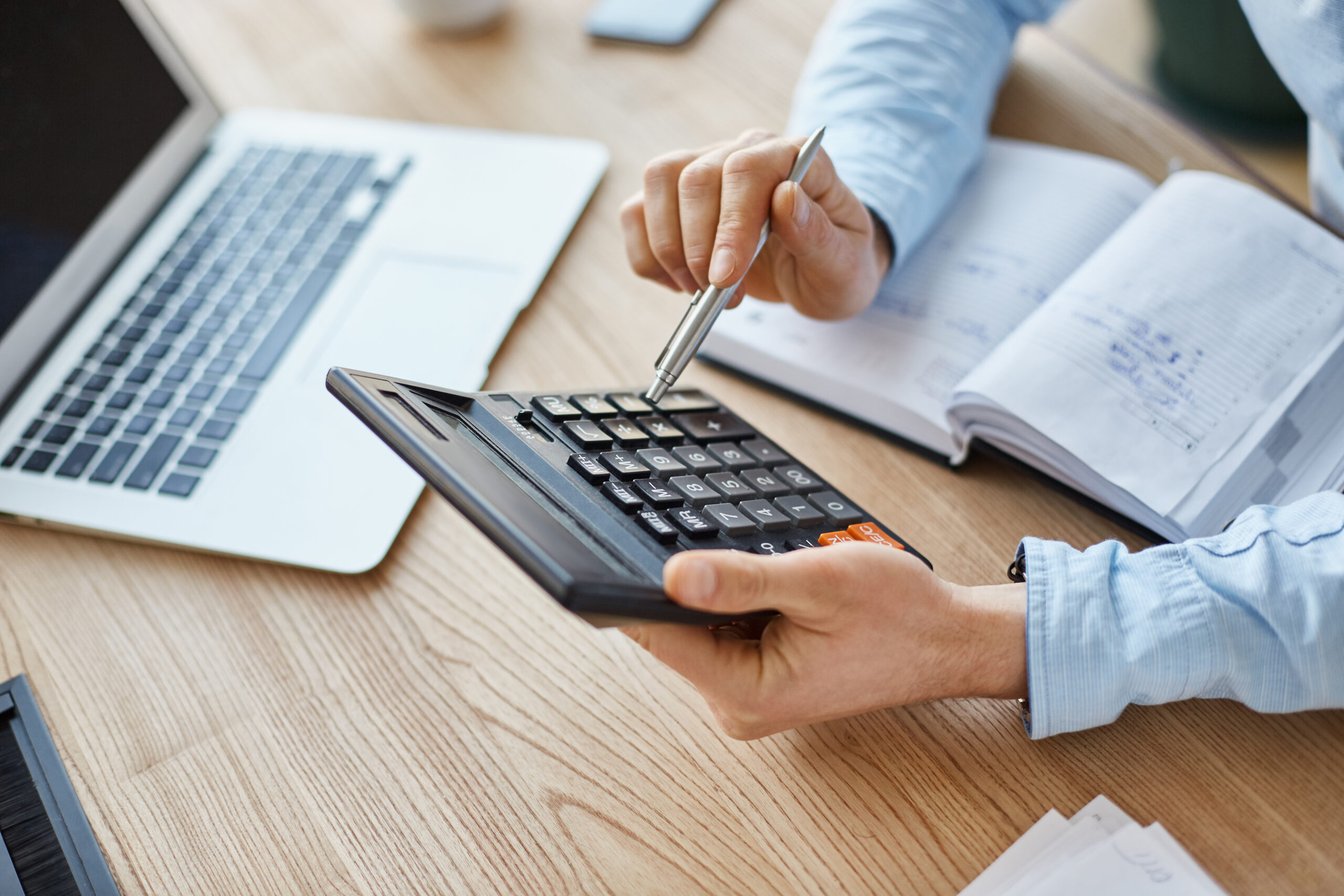 vista recortada gerente profesional finanzas serias sosteniendo calculadora manos verificando ganancias mes compania 1 scaled